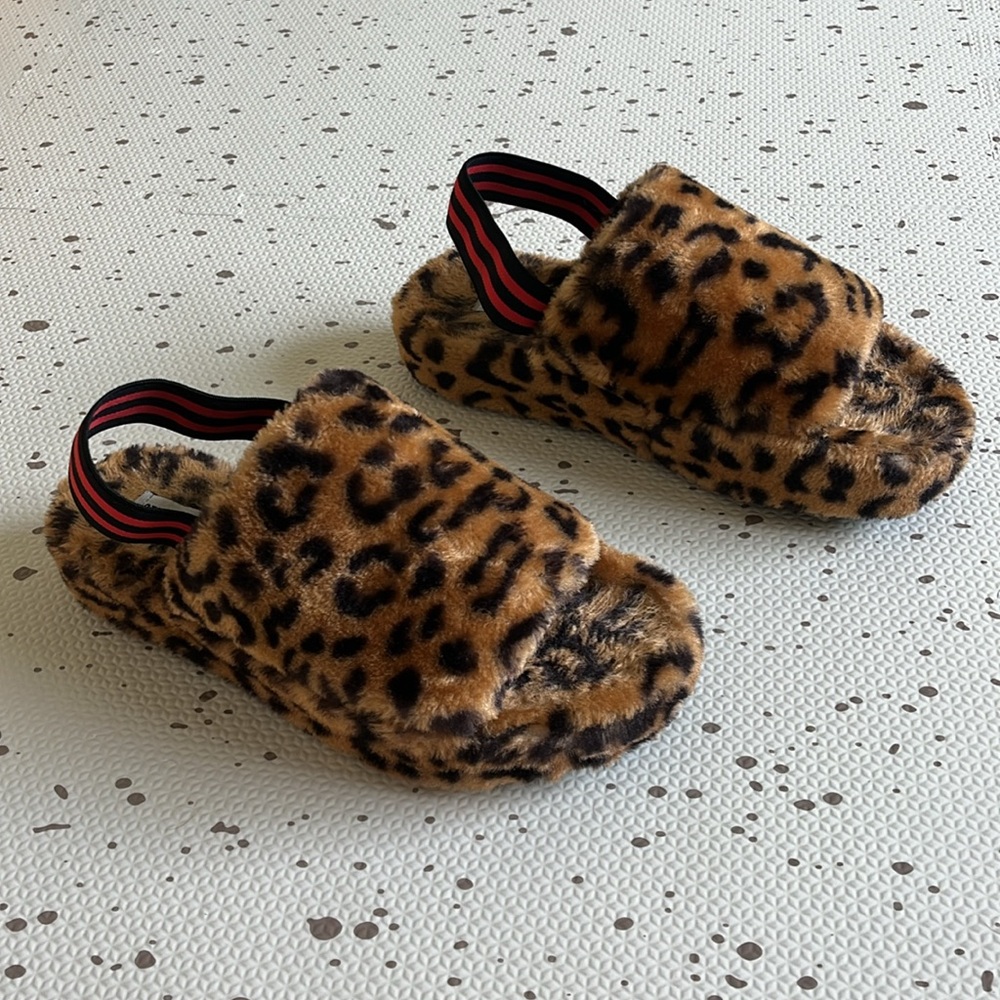 💘 STEVE MADDEN - LEOPARD FUZZY SLIPPERS STRIPED STRAP